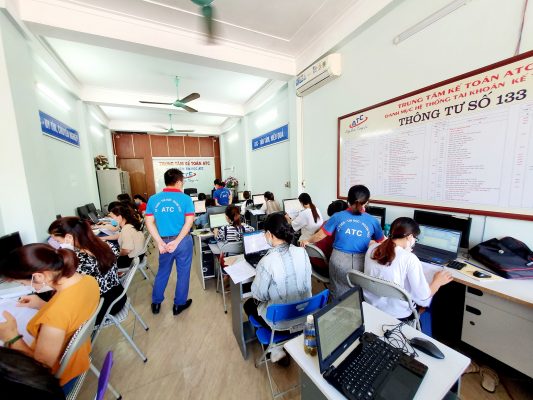 Học tin học văn phòng cấp tốc tại Thanh Hóa  Cách giãn dòng, giãn khoảng cách chữ trong Word  Khi các bạn soạn thảo Word thường các bạn hay thiết lập lại kiểu chữ, cỡ chữ, font và màu chữ để phù hợp với nội dung soạn thảo. Nhưng khoảng cách giữa các dòng, giữa các đoạn văn các bạn không hay để ý đến vì khoảng cách mặc định của Word cũng đã khá hợp lý. Nếu vì nội dung soạn thảo yêu cầu khoảng cách giãn dòng thì các bạn có thể chỉnh giãn dòng cho phù hợp.  Cách giãn dòng rất đơn giản, nhưng nếu chưa biết các bạn có thể xem bài viết hướng dẫn cách giãn dòng trong Word dưới đây.  Để giãn dòng nhanh trong Word, các bạn chọn (bôi đen) đoạn văn bản hoặc cả văn bản. Trong tab Home các bạn chọn biểu tượng Line and Paragraph Spacing trong phần Paragraph và chọn khoảng cách giãn dòng hợp lý.