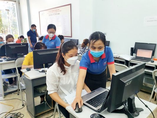 học tin học văn phòng cấp tốc tại Thanh Hóa Học tin học tại Nga Sơn Học tin học tại Nông Cống Trung tâm tin học tại Sầm Sơn Trung tâm tin học tại Tĩnh Gia Trung tâm tin học tại Quảng Xương Tôi mà biết học tin học văn phòng thú vị như thế này, tôi đã đi học từ cách đây 10 năm rồi. Các thầy cô của ATC chỉ dạy tận tình lắm, nắn từ thao tác cầm chuột cho tôi. Sau mấy buổi đầu bỡ ngỡ, giờ đây tôi thấy không sợ vi tính nữa rồi. Tuy là thành viên cao tuổi nhất trung tâm, nhưng tôi không thấy mình lạc lõng giữa các bạn trẻ một chút nào. Chúc cho trung tâm ngày càng phát triển và có thật nhiều học viên theo học.