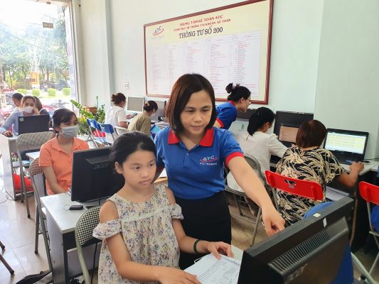 Học tin học văn phòng ở Thanh Hóa Hôm qua, đưa con gái đi học tin học trẻ em tại trung tâm đào tạo tin học ATC trên đại lộ Lê Lợi .Lúc về 