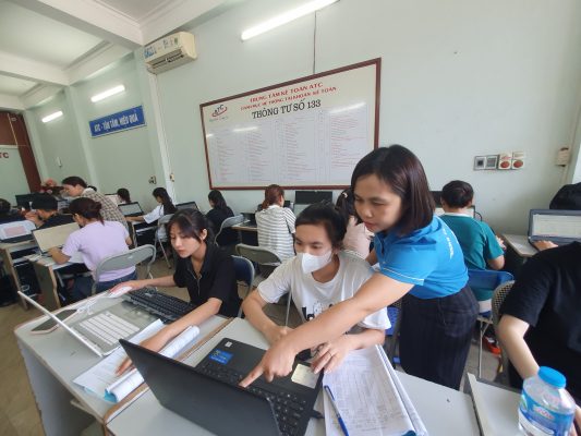 Học tin học ở thanh hóa Nếu bạn đang làm việc với máy tính trong điều kiện thiếu ánh sáng, bài viết sau đây sẽ mách bạn một số cách để bật đèn 