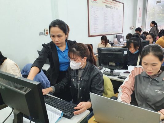 Hoc tin hoc tai thanh hoa "Mỗi sách đều là một cơ hội mới, mỗi bài giảng đều là một cửa sổ mở ra thế giới" Câu nói này như lời tôn vinh sức