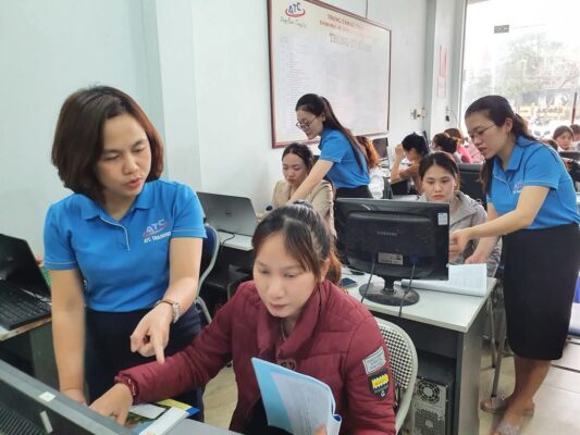 Học tin học văn phòng tại Thanh Hóa Bạn muốn bảo vệ trang tính trong excel bằng cách khóa công thức, hãy tham khảo cách làm sau đây nhé!Bước